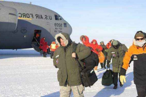 Ile osób mieszka na antarktydzie?